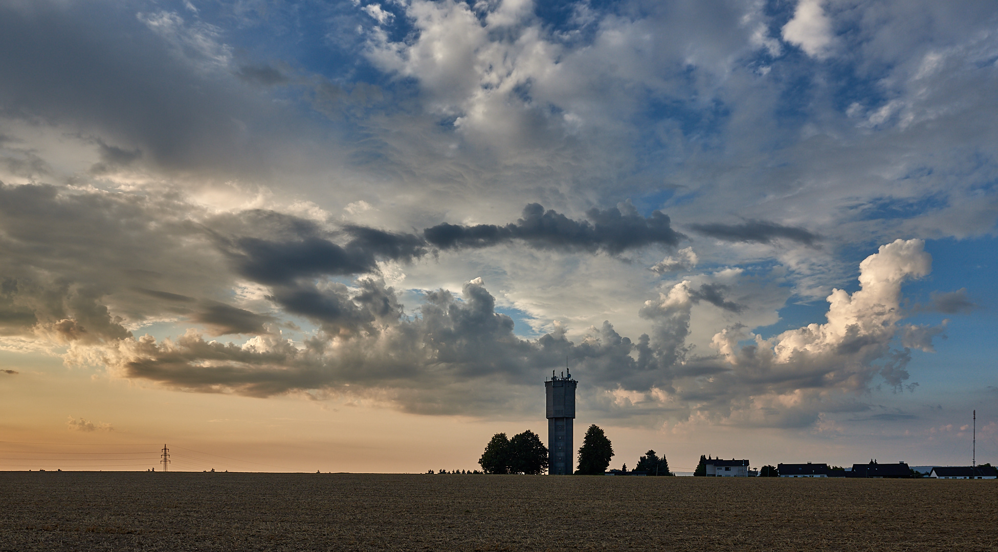 Wasserturm-Wolkentanz...vor meiner Haustür...