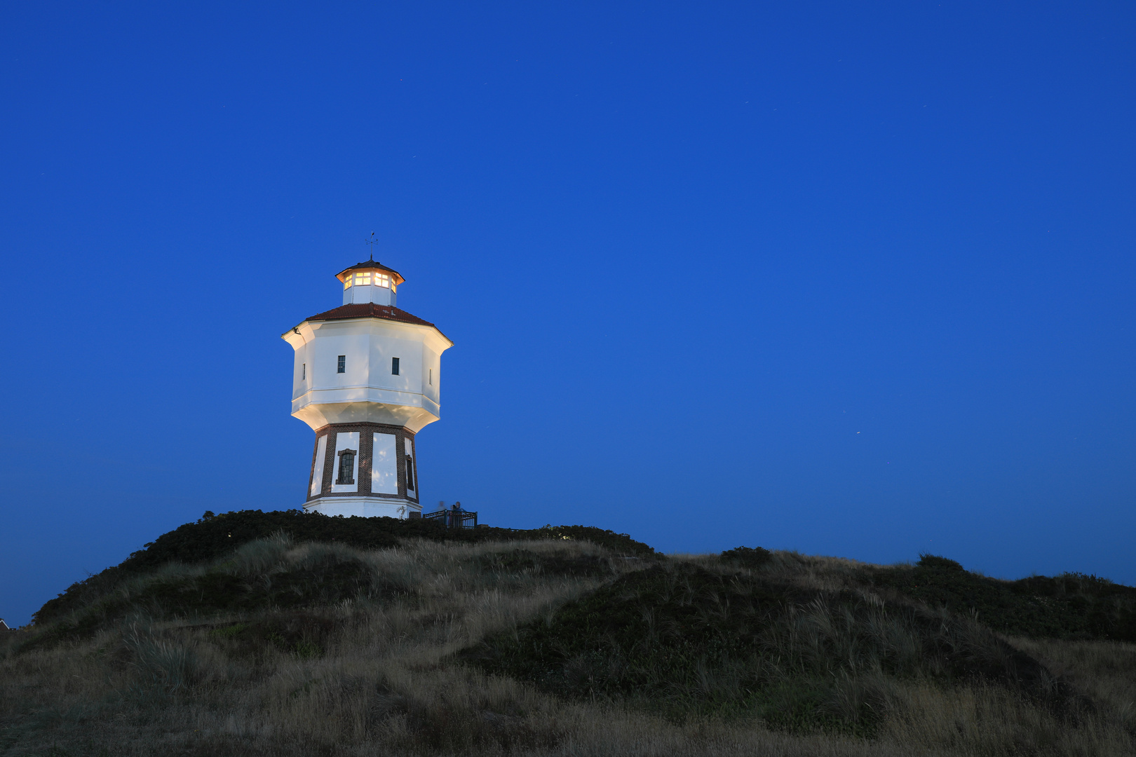 Wasserturm zur blauen Stunde