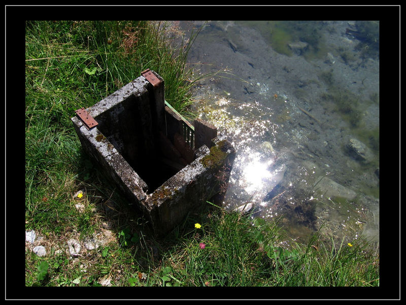 Wasserüberlauf bei einem Fischteich