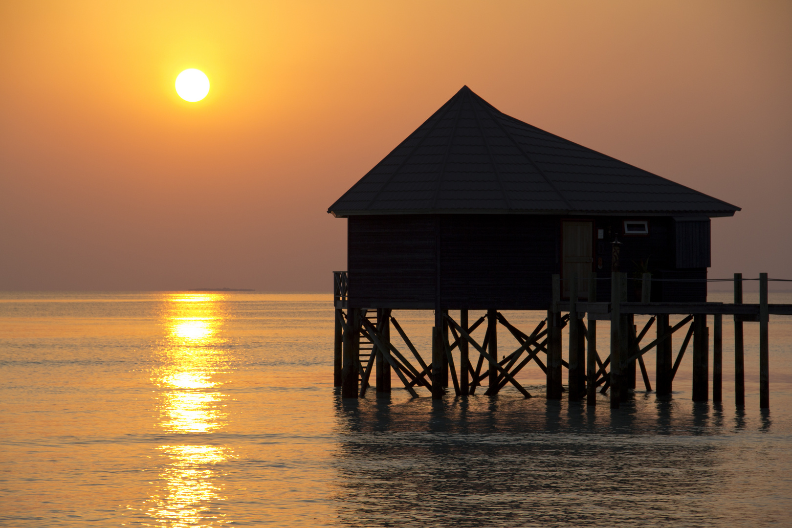 Wasservilla im Sonnenuntergang auf den Malediven