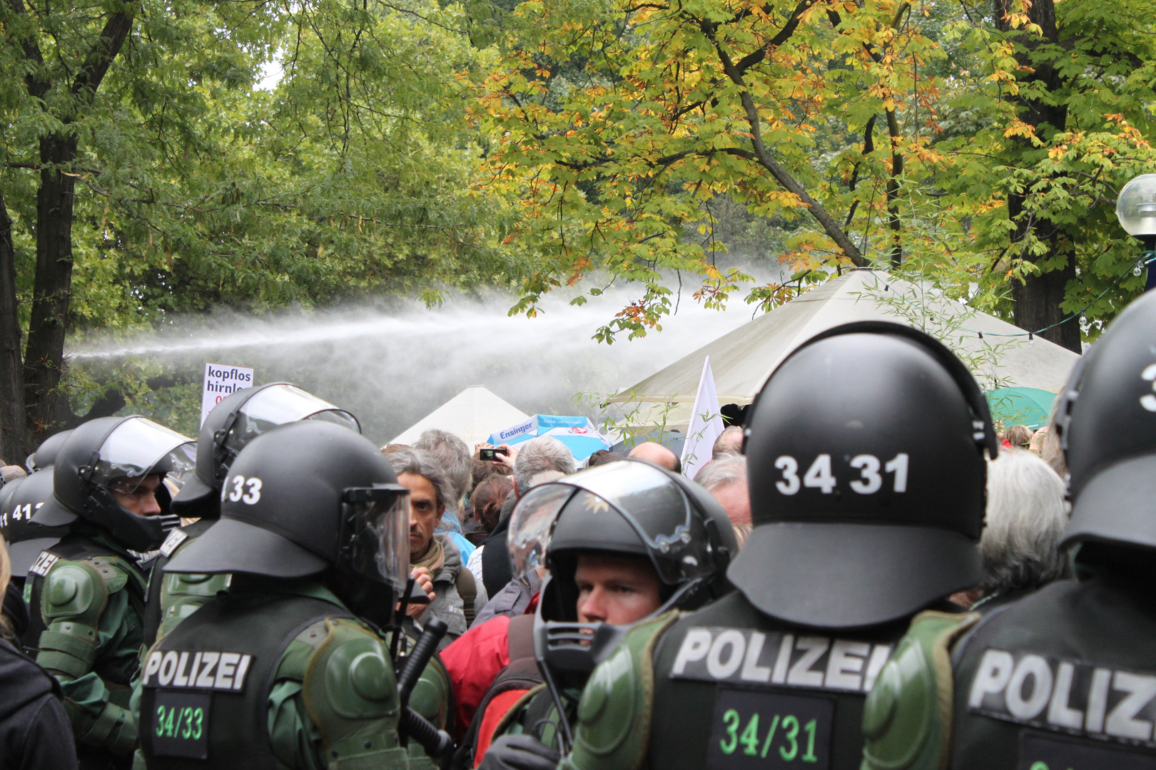 Wasserwerfer MARSCH !! 40Fotos Stuttgart Park AKTUELL 30.9.2010 14:00h K21 Ü2410K