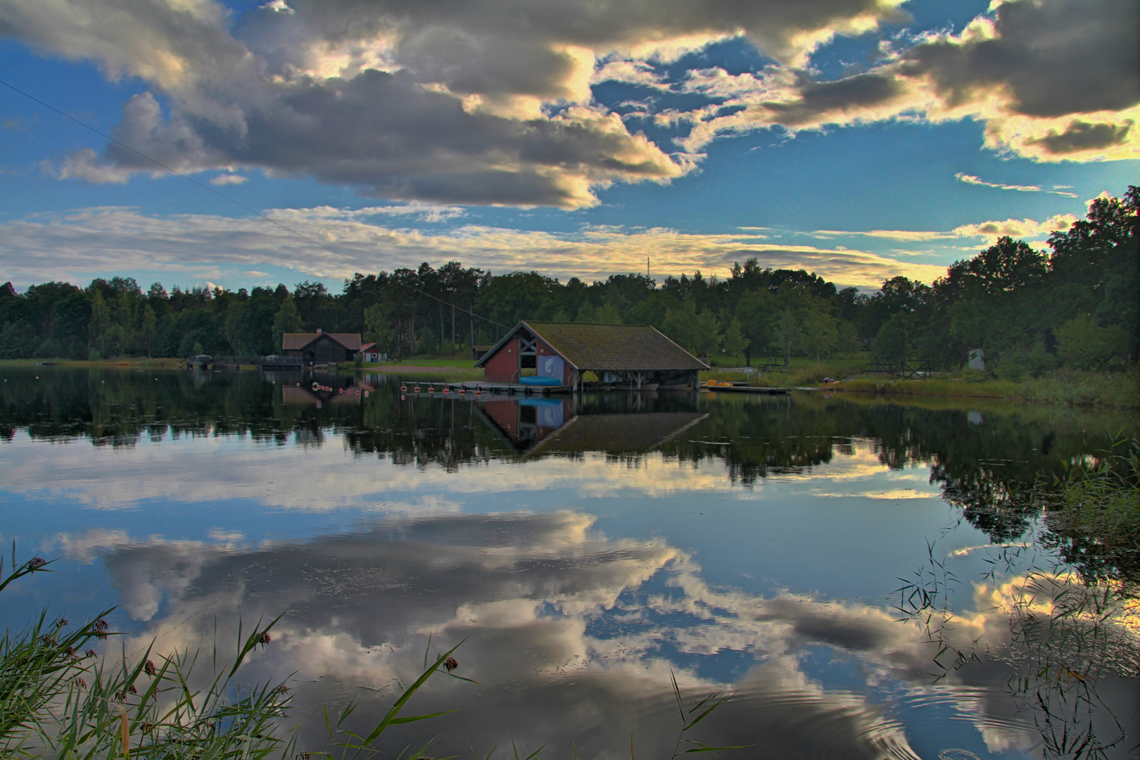 Wasserwolken beim Campingplatz am See in Västervik 