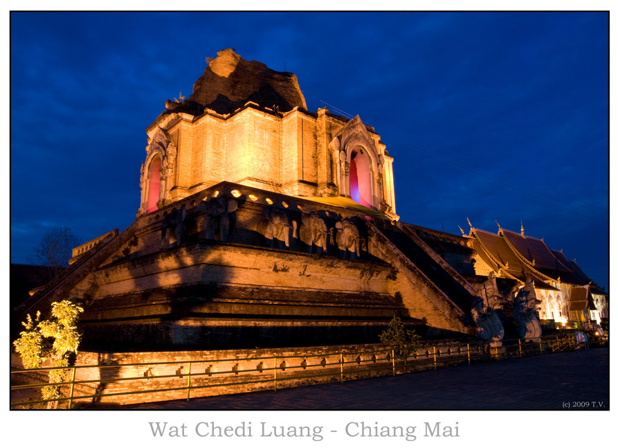 Wat Chedi Luang @ night