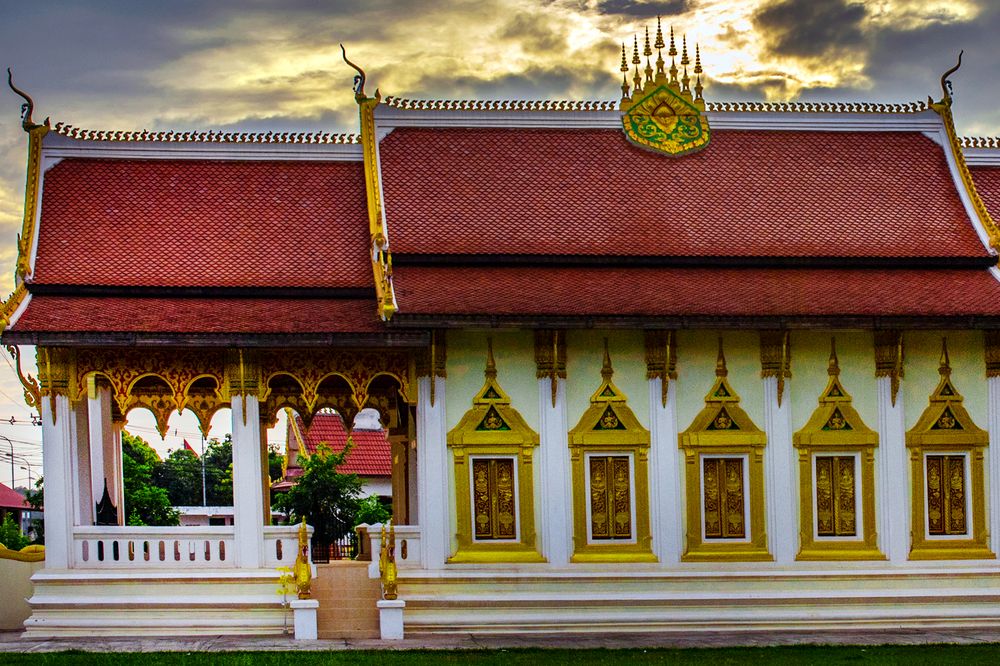 Wat Hosantinimit in the sun set