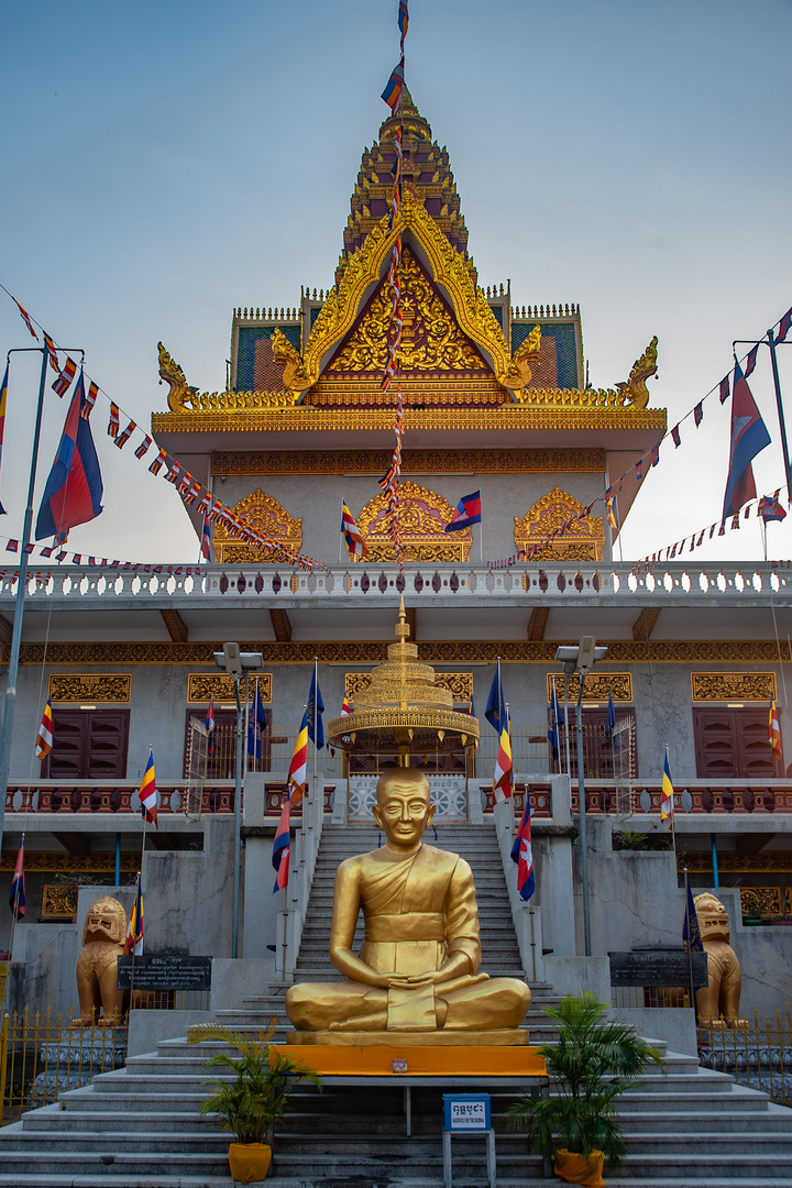 Wat Ounnalom Buddha altar