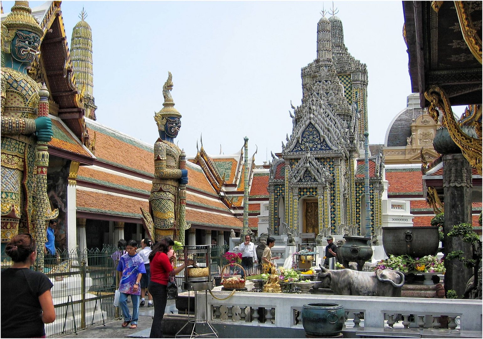 WAT PHO OPFER ALTAR-BANGKOK