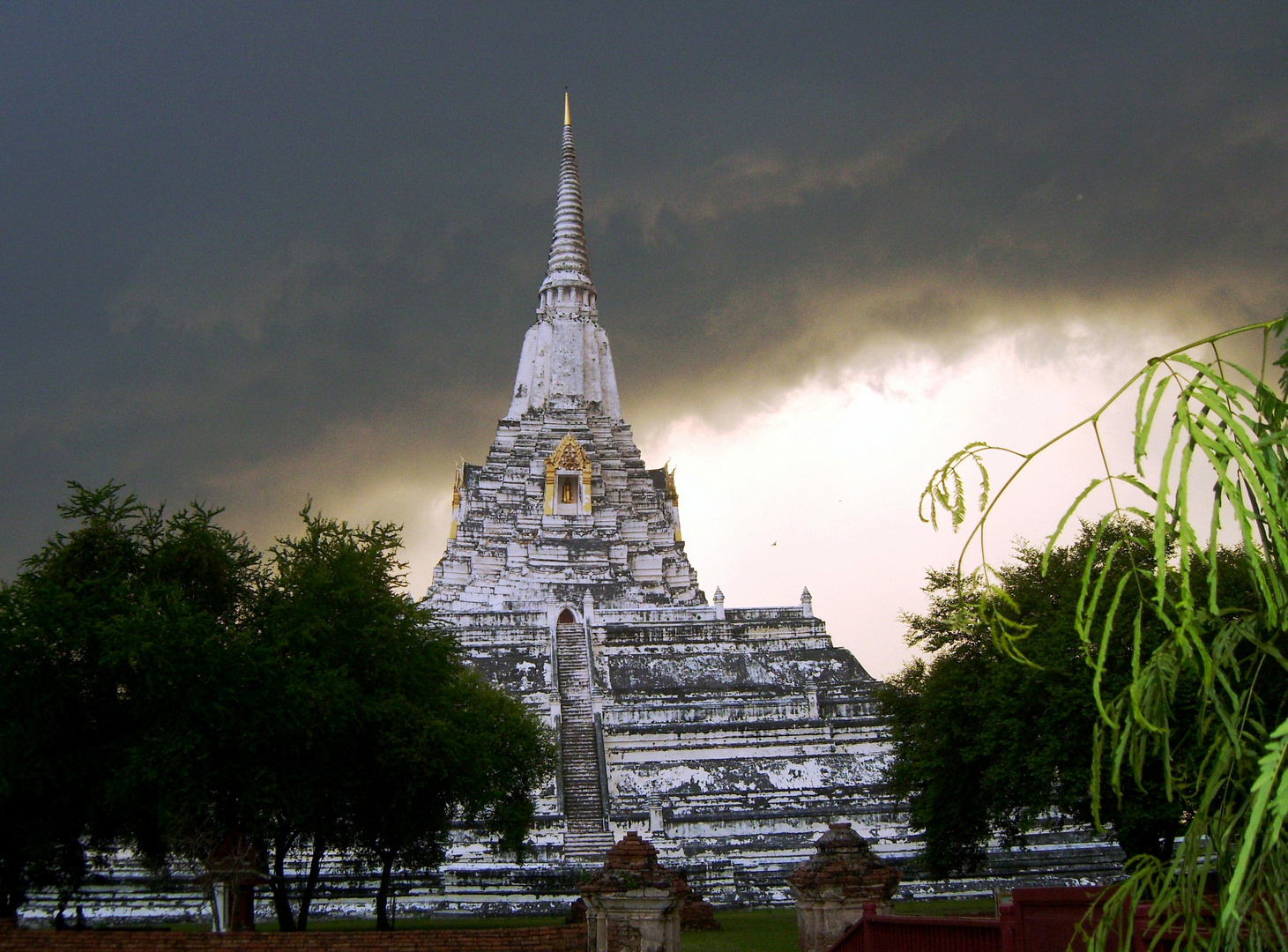 Wat Phu Khao Thong