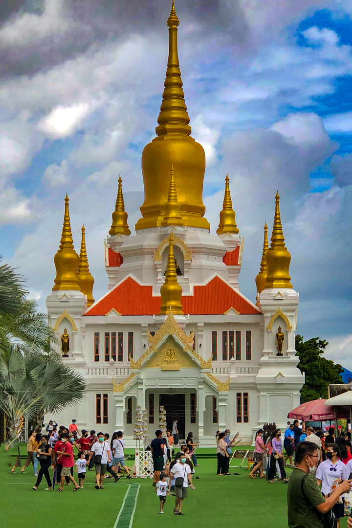 Wat Rai Khing in front