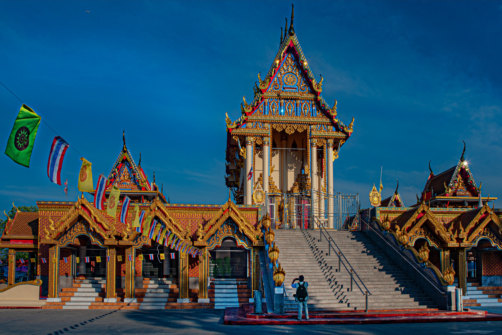 Wat San Phan Thai Norasing in front