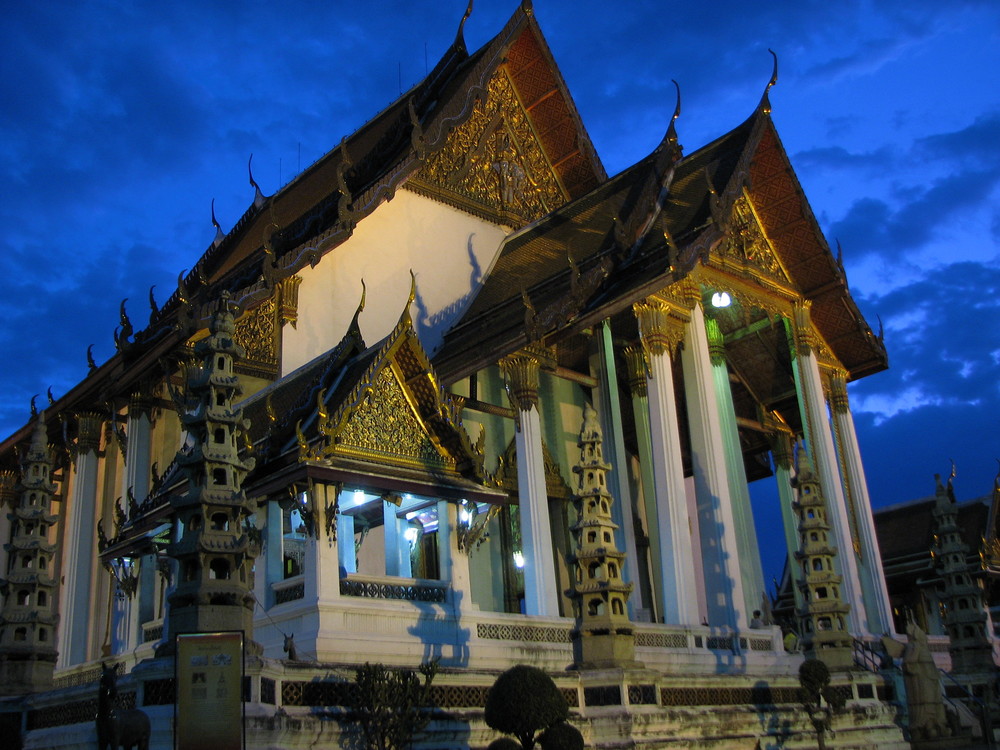 Wat Suthat at sunset