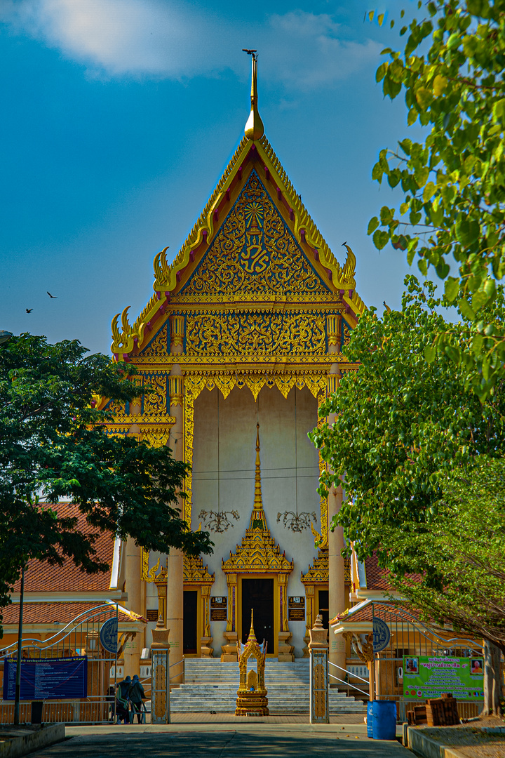 Wat Sutthiwat Wararam in Tha Chalom
