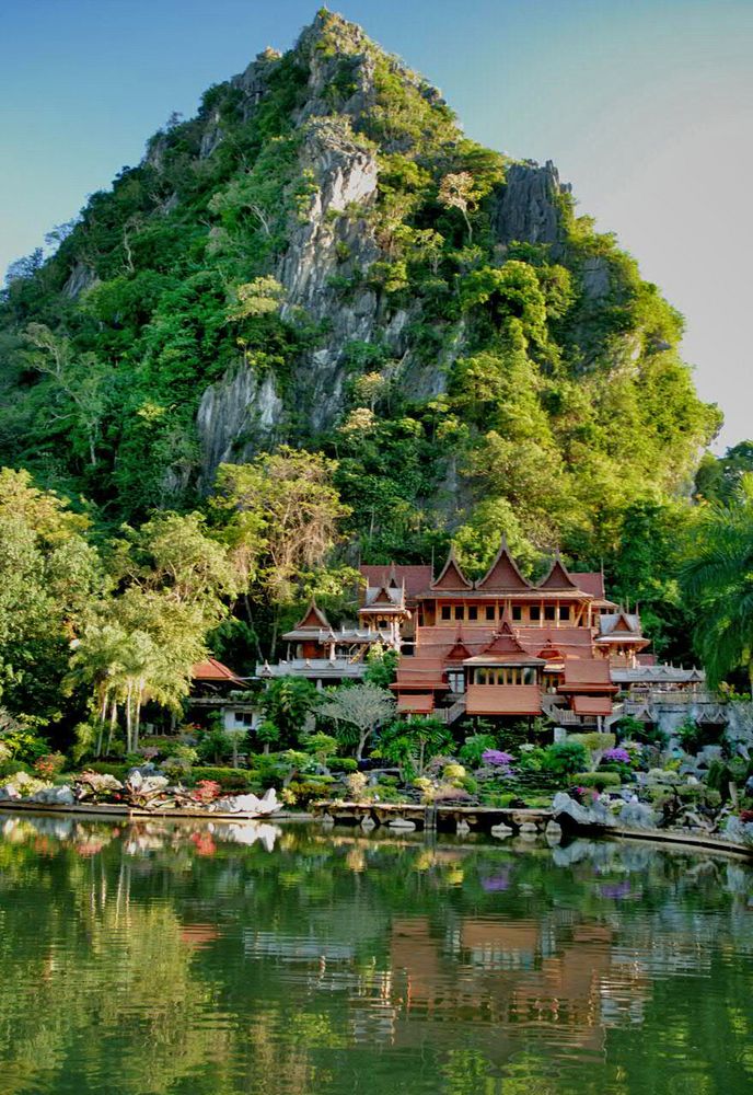 Wat Tam Khao Wong in Uthai Thani