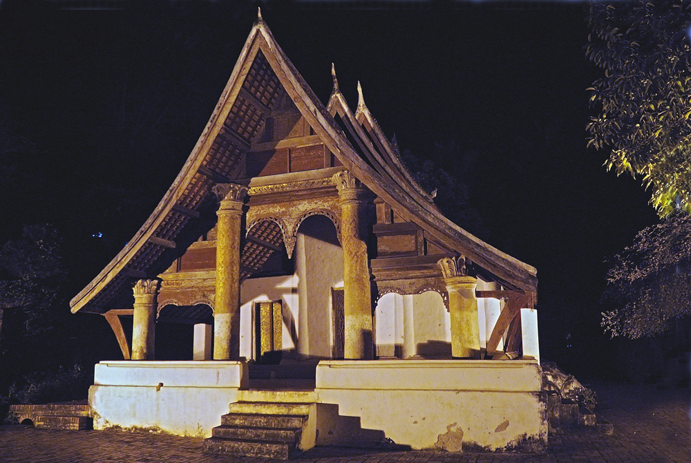 Wat Xi Boun Heuang at night