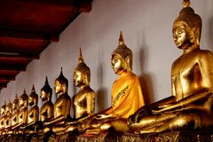 WatArun Ordinationshalle, Buddha-Figuren im Wandelgang