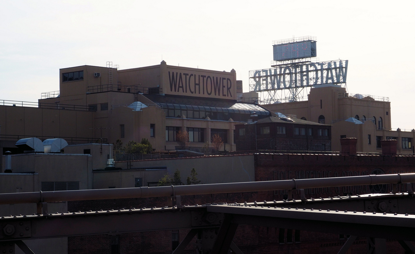 Watchtower... hier ist die Zentrale der Zeugen Jehovas ....