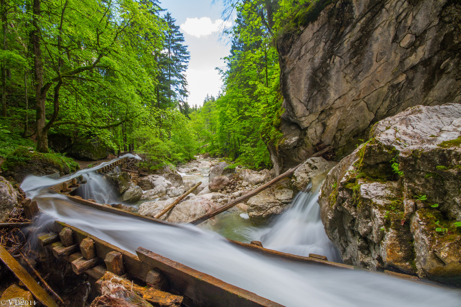 Water flow after a waterfall