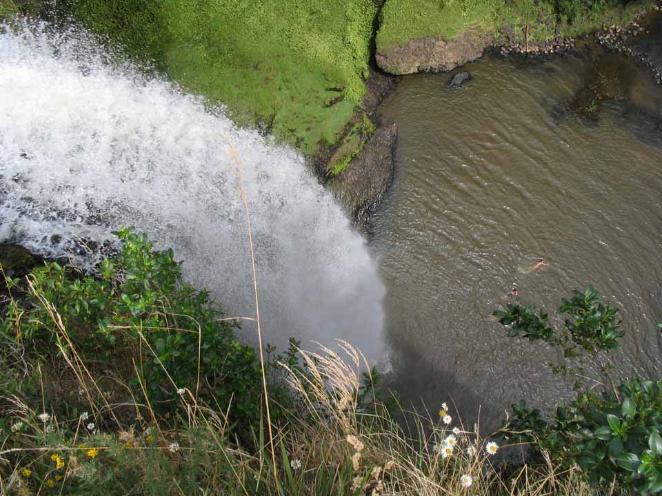 water flows, people enjoy