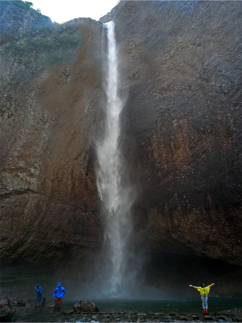 Waterfall + 2 persons