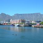 Waterfront in Kapstadt mit Tafelberg im Hintergrund