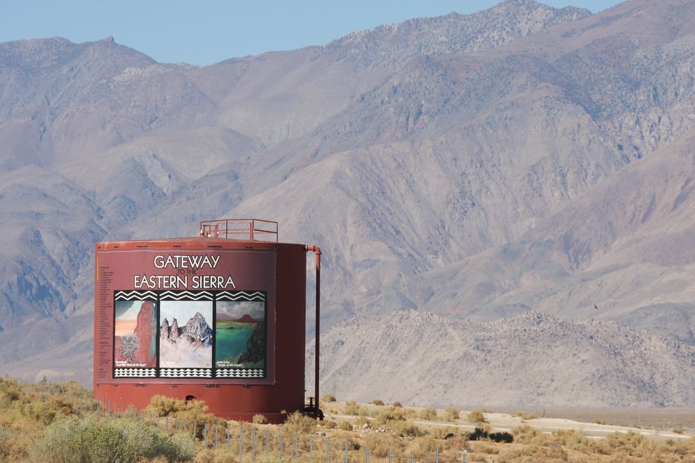 Watertower "Gatway to the Eastern Sierra" close to the entrance to Death Valley