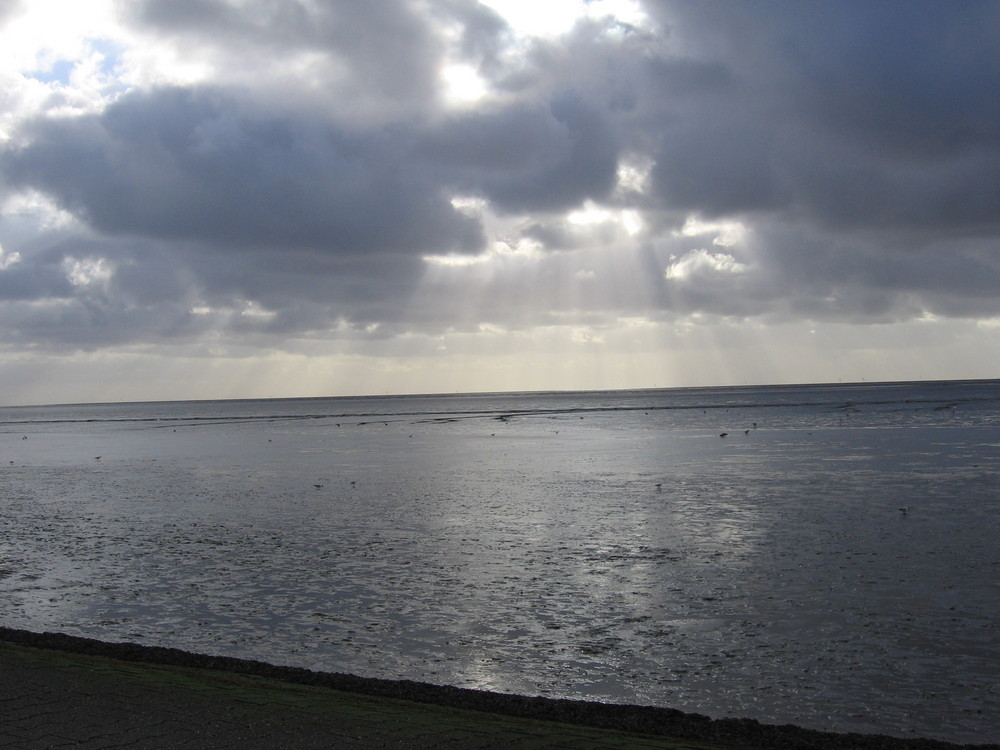 Watt an der Nordsee unter dicken Wolken