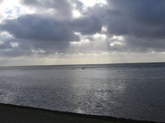 Watt an der Nordsee unter dicken Wolken