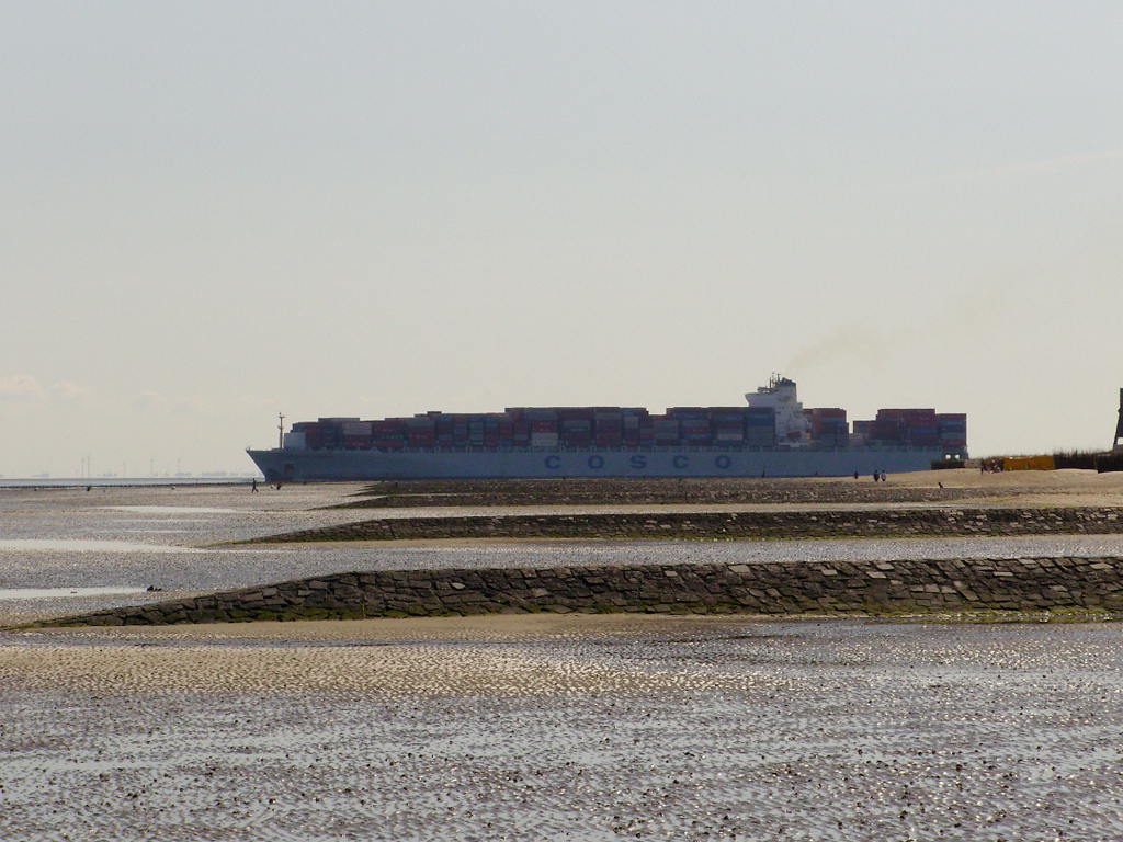 Watt und Containerschiff