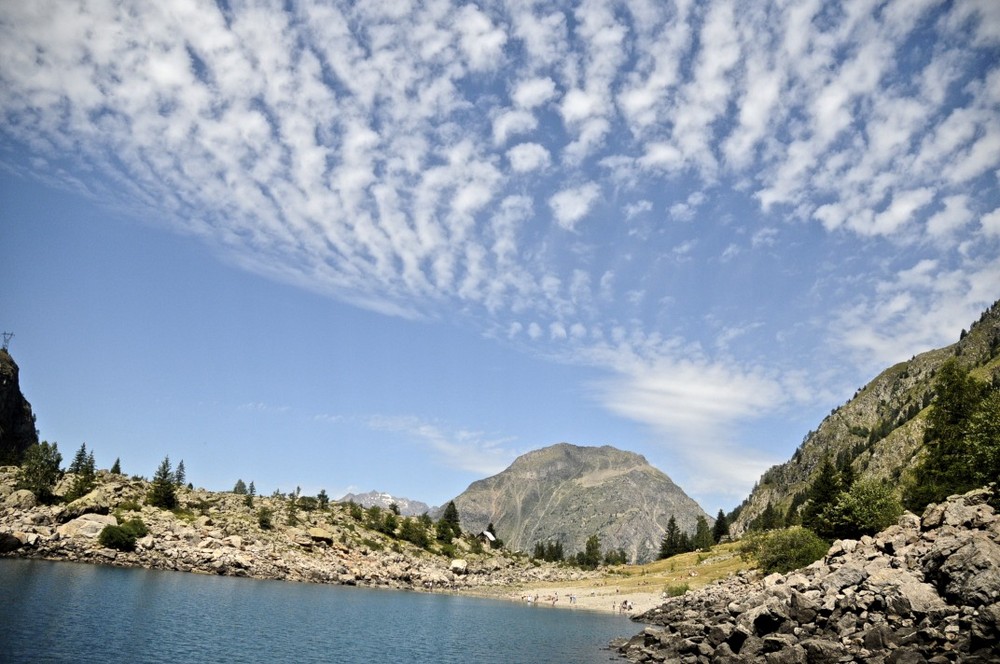 Watte-Himmel über Bergsee