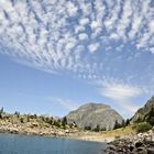 Watte-Himmel über Bergsee