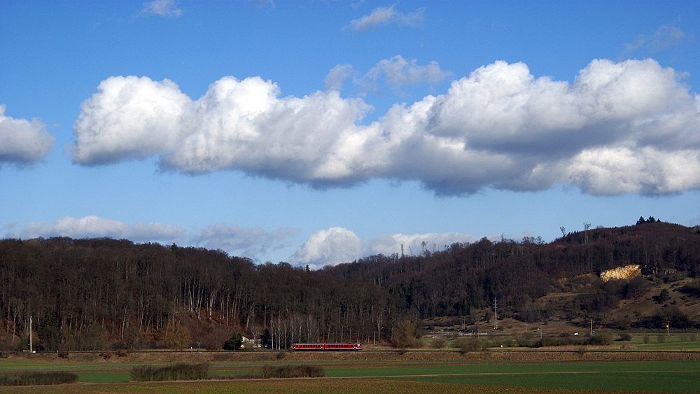 Wattebausch und roter Renner