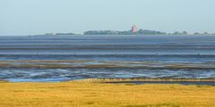 Wattenlandschaft zwischen Festland und Insel von der Morgensonne beleuchtet