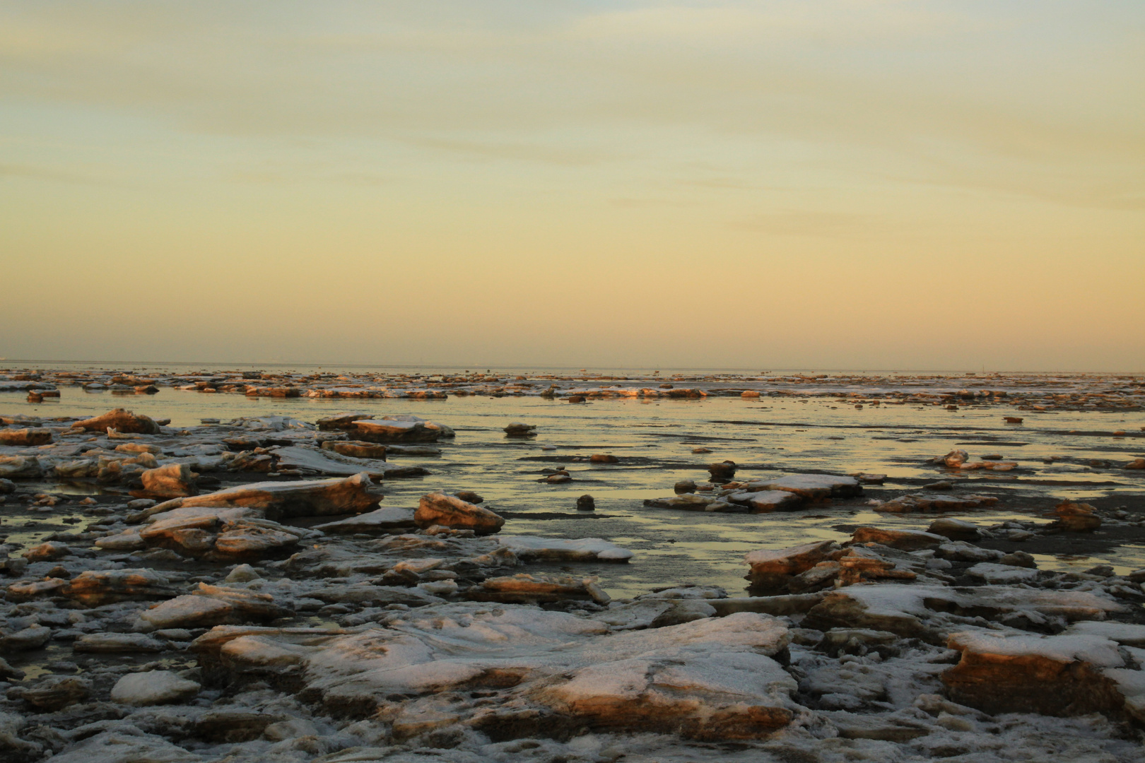Wattenmeer bei Norddeich kurz vor Sonnenuntergang .