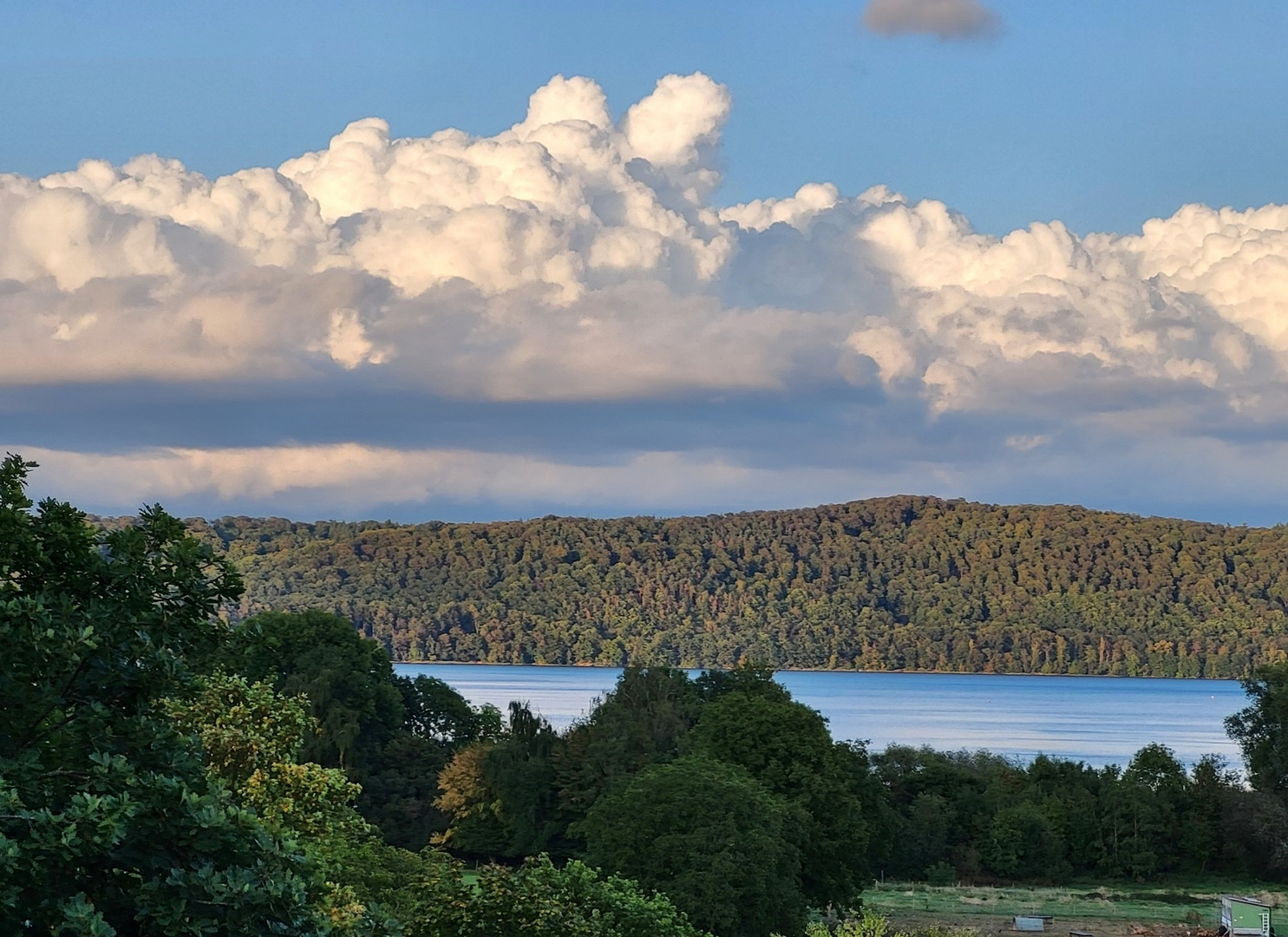 Wattewolken über dem Laacher See