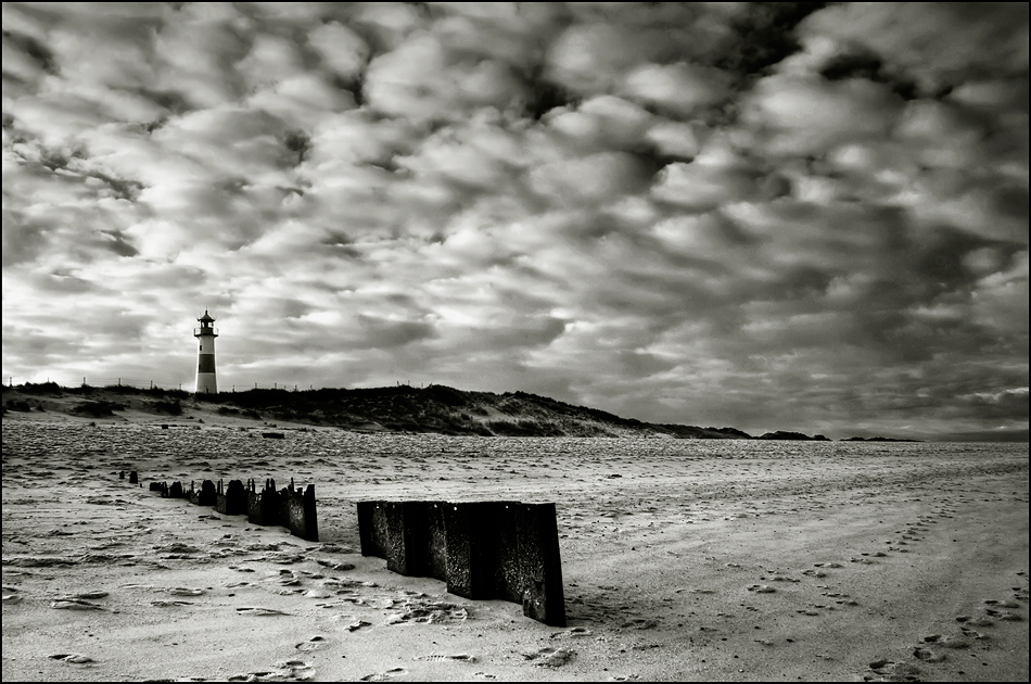 Wattewolken und ein Leuchtturm