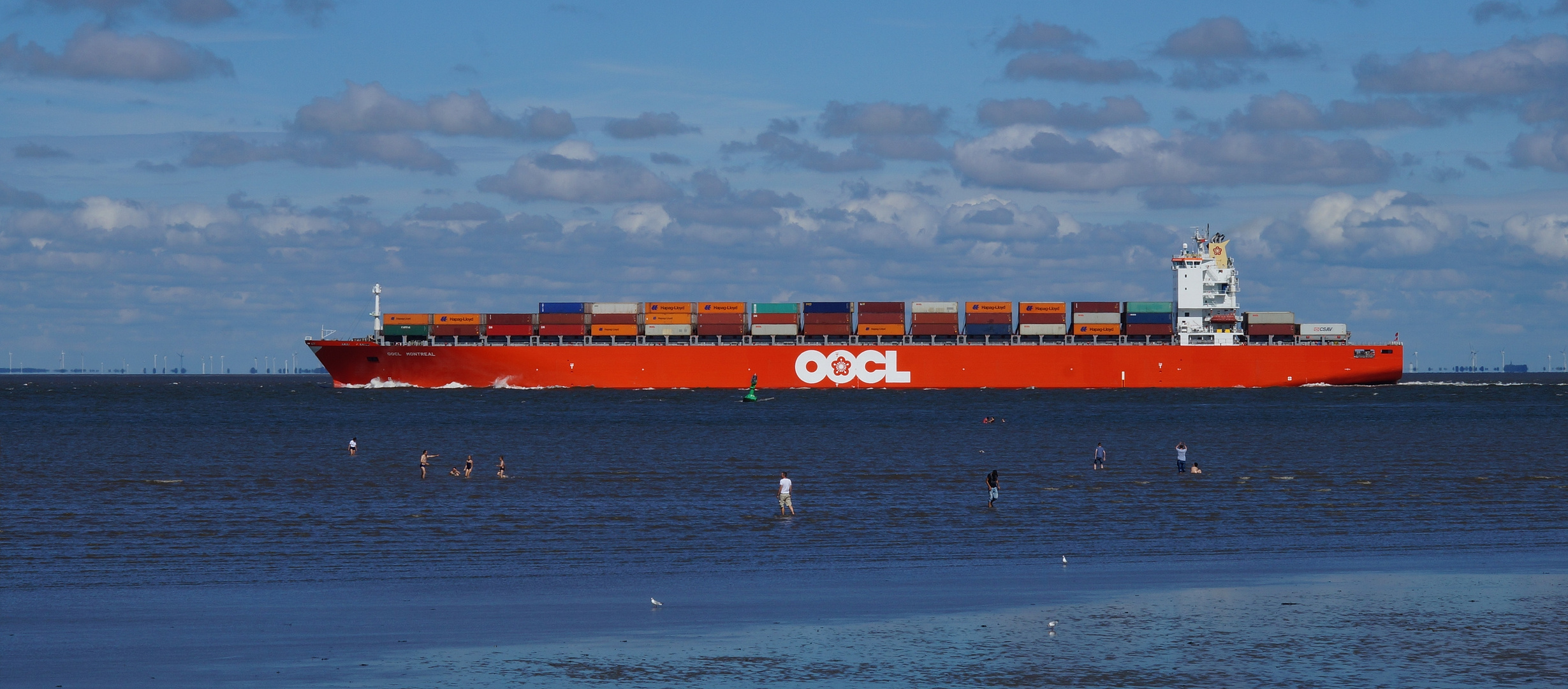 Wattwandern vorm Containerschiff