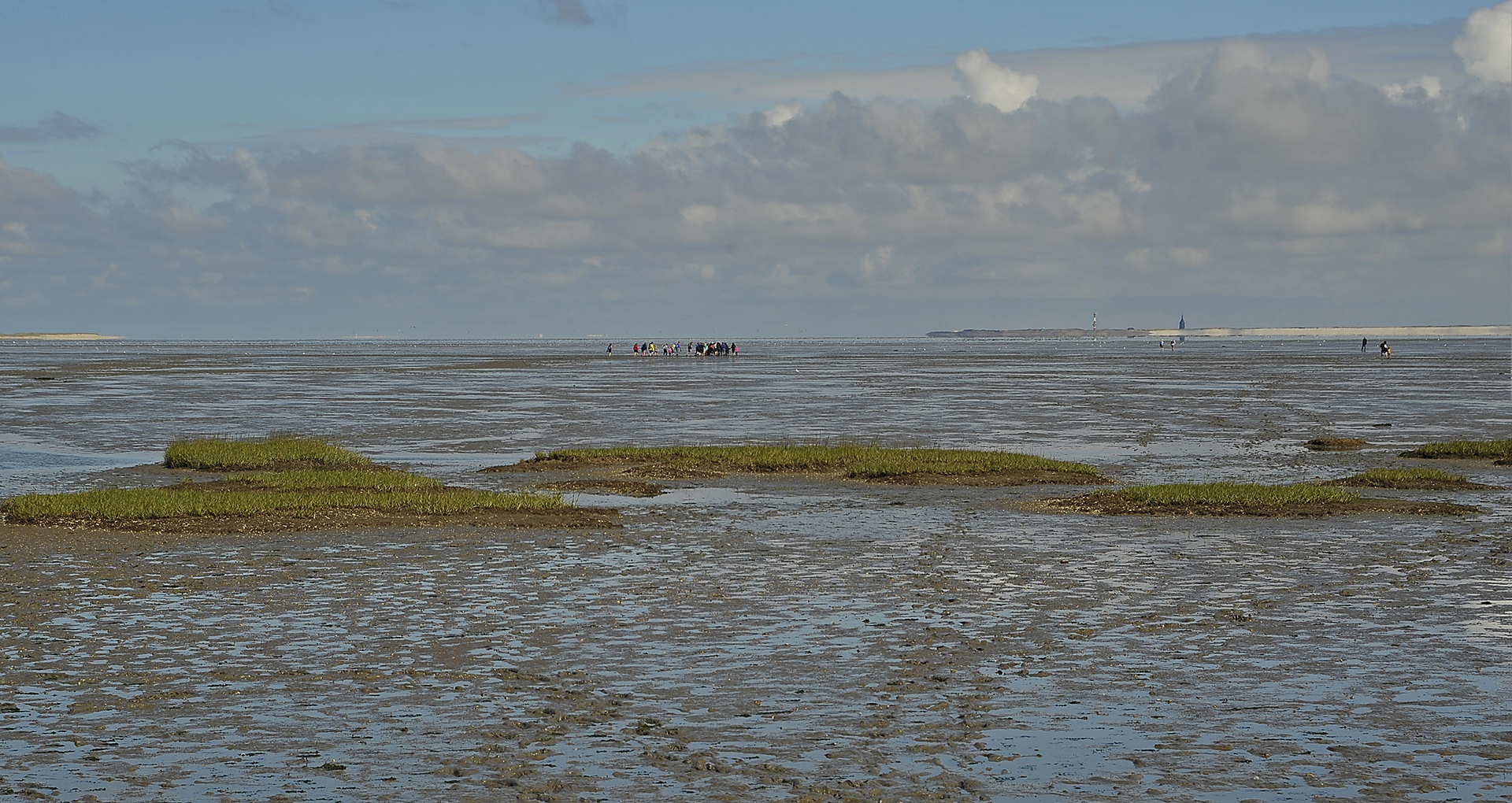 Wattwanderung im Wattenmeer der südlichen Nordsee vor Harlesiel.