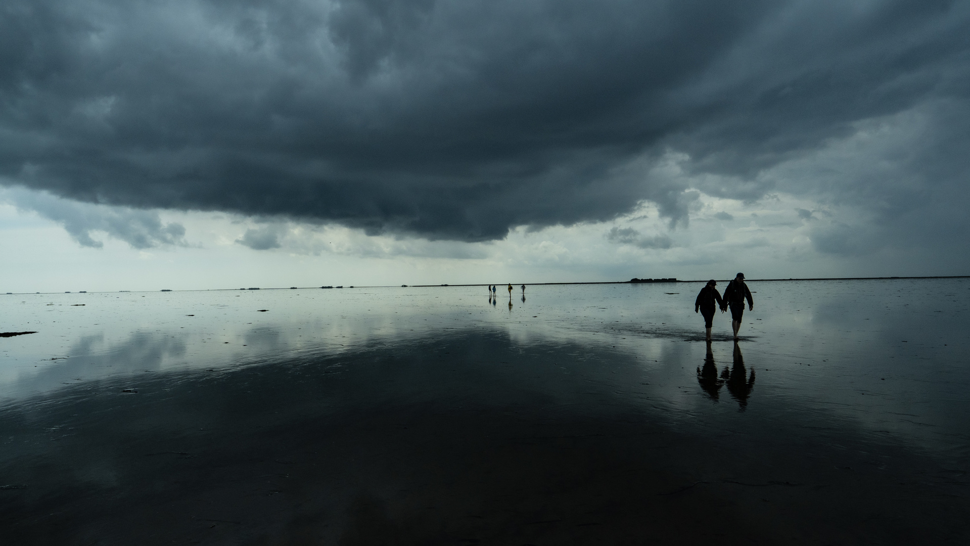 Wattwanderung mit Wolken oben und unten