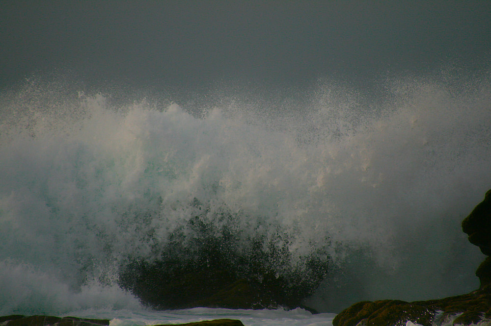 Wave an den Rochers von Guénolé