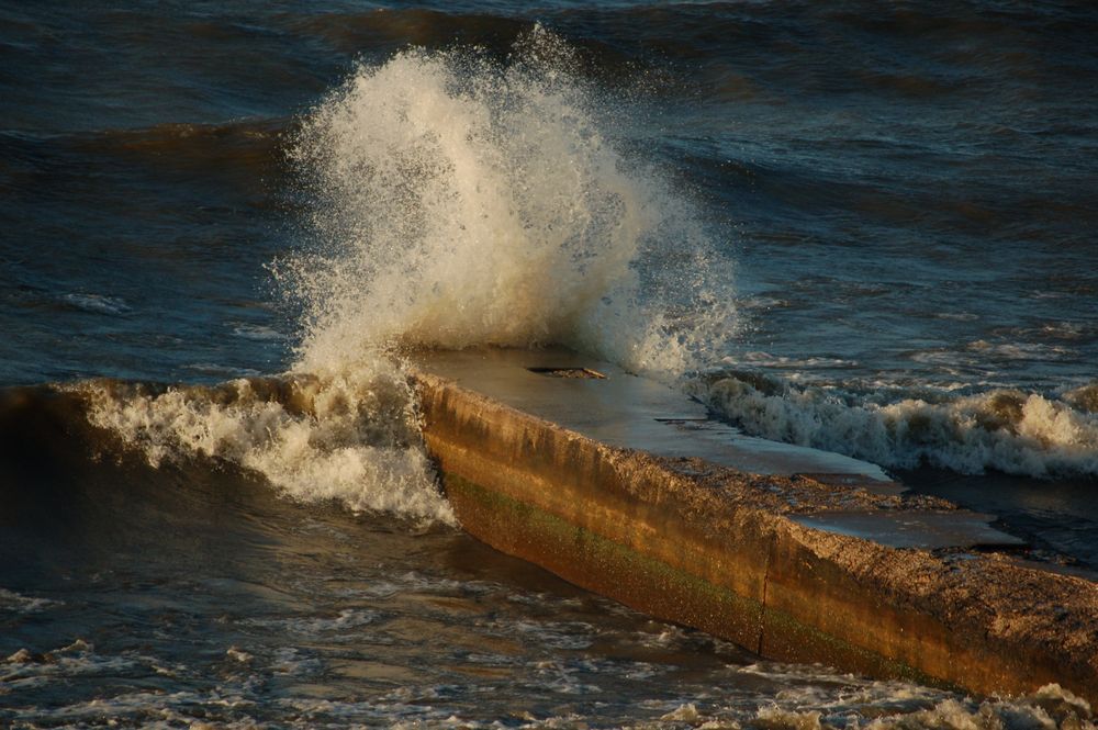 wave breaking at Lake Ontario