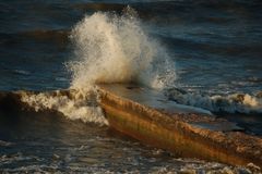 wave breaking at Lake Ontario