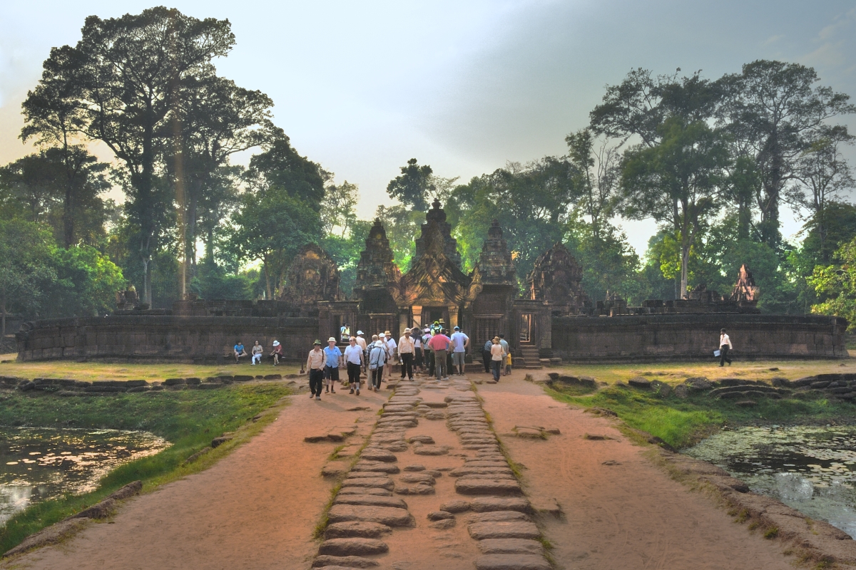 Way into the Banteay Srei complex