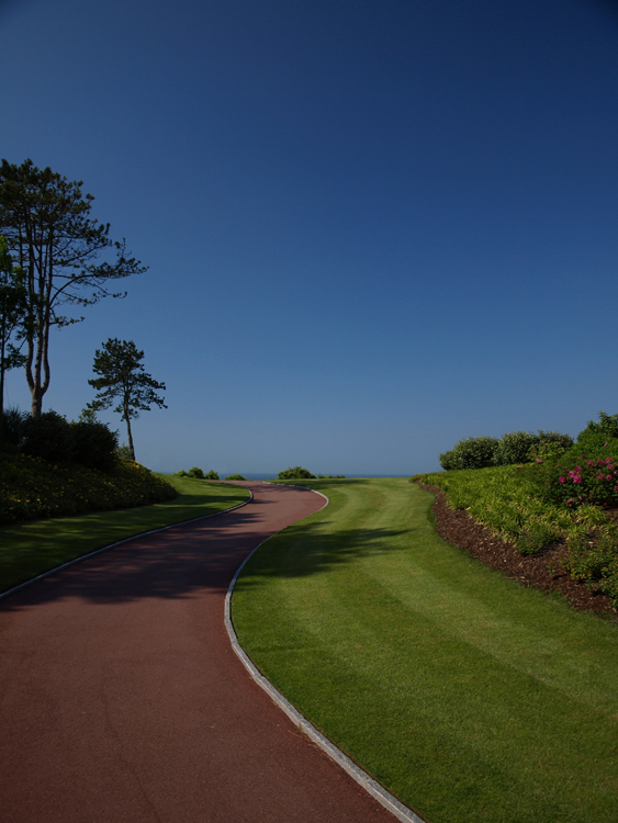 way to the american cemetery