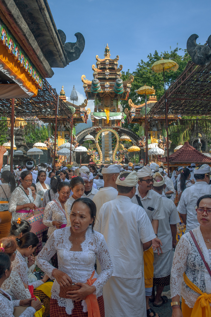 Way to the Pura Melanting temple