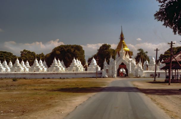 Way to the Sandamuni Pagoda area