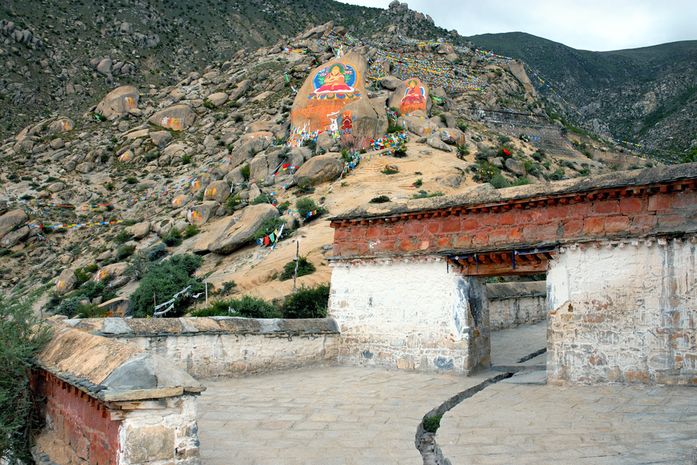 Way up to the hill top on Drepung Monastery