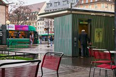 WC - ein Urbedürfnis von Mensch und Tier ... auch bei Regenwetter ....