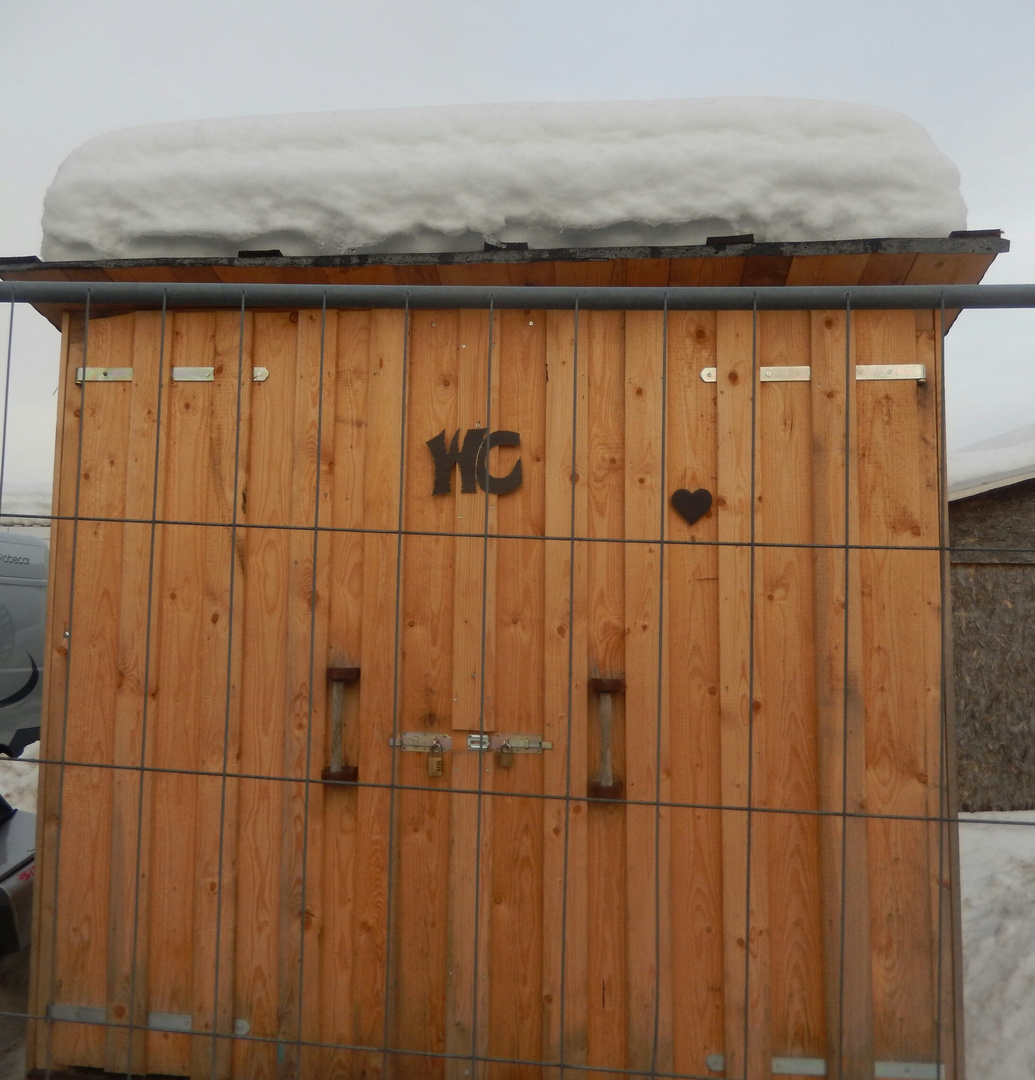 WC-Haus hinter Gittern