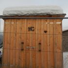 WC-Haus hinter Gittern