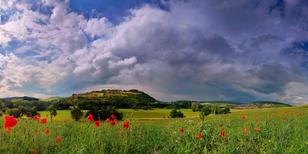 Wechselhaft mit Regenschauer.