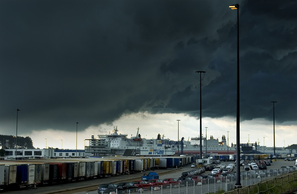 wechselnd, vielfach stark bewölkt mit gelegentlichem Gewitter und Regenschauern